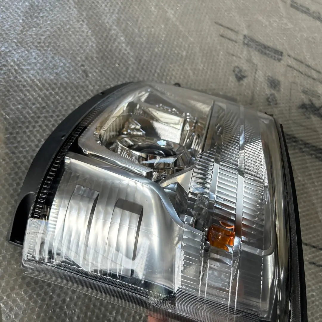 Dutro Headlight Left Koito 100-3518B Junk item