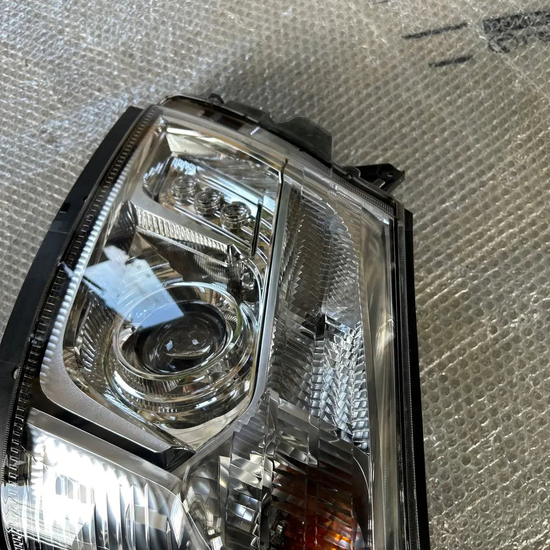 Dutro Headlight Left Koito 100-3518B Junk item