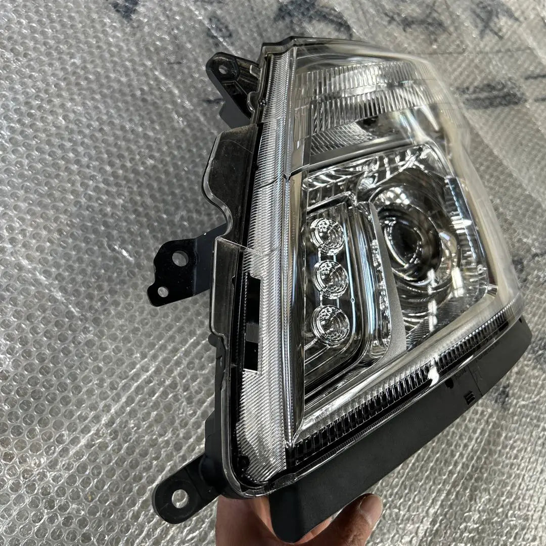 Dutro Headlight Left Koito 100-3518B Junk item