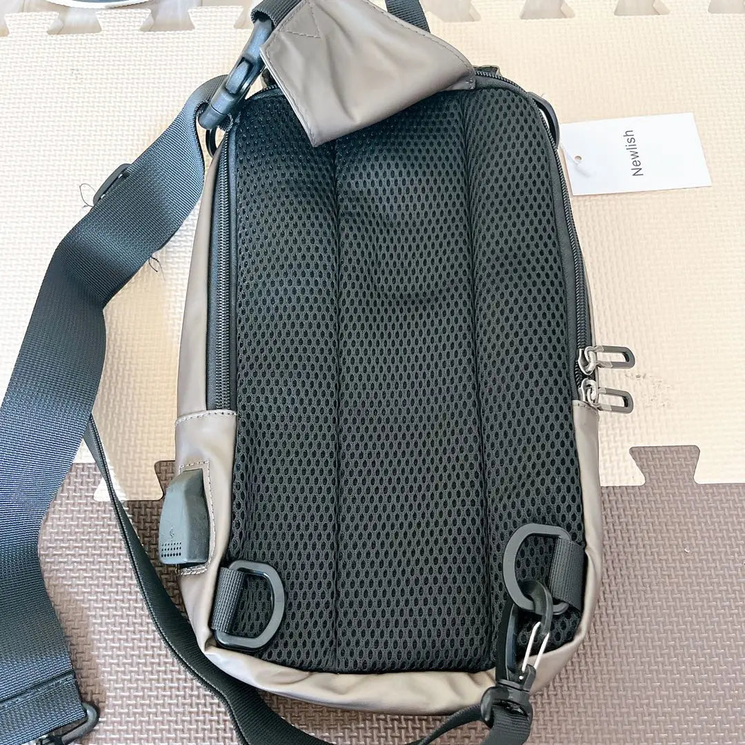 Body bag Shoulder bag with USB charging port, can be stored in iPad