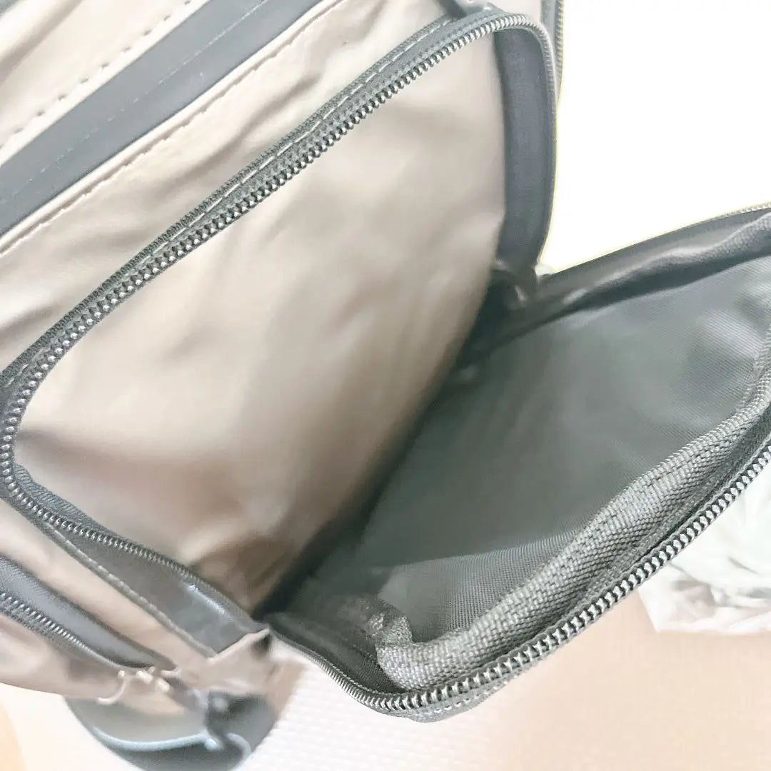 Body bag Shoulder bag with USB charging port, can be stored in iPad