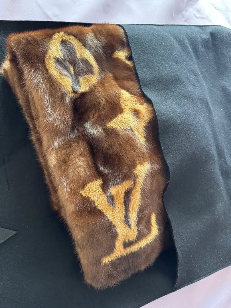 [Estuche incluido] Bufanda Louis Vuitton de piel de visón con monograma grande