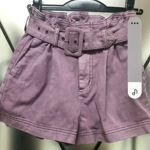 Shorts de cintura alta con cinturón y joya