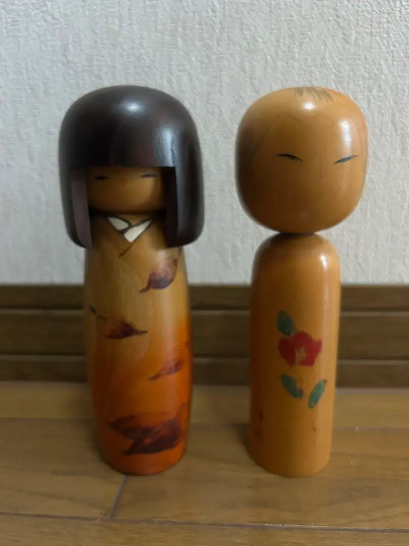 Antique Kokeshi Usaburo Fallen leaves, Hashime flowers set of 2