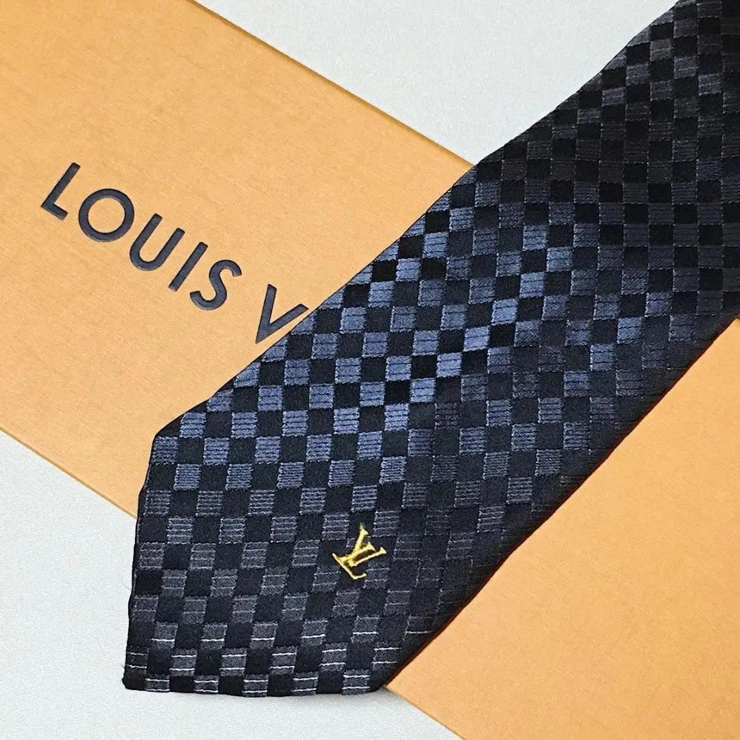 Beautiful Louis Vuitton tie 100% silk