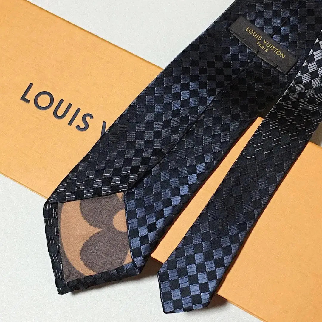 Beautiful Louis Vuitton tie 100% silk