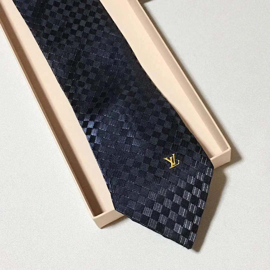 Beautiful Louis Vuitton tie 100% silk