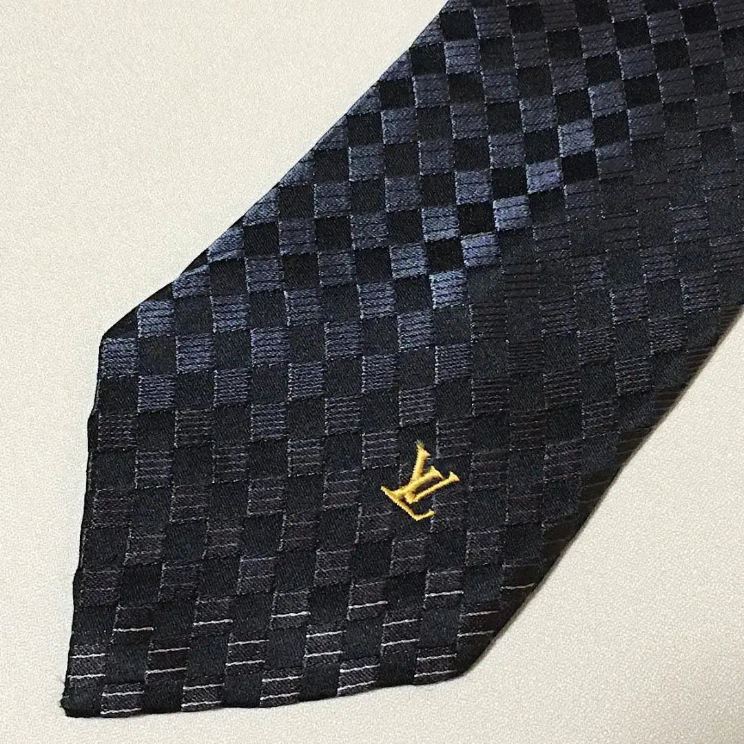 Beautiful Louis Vuitton tie 100% silk