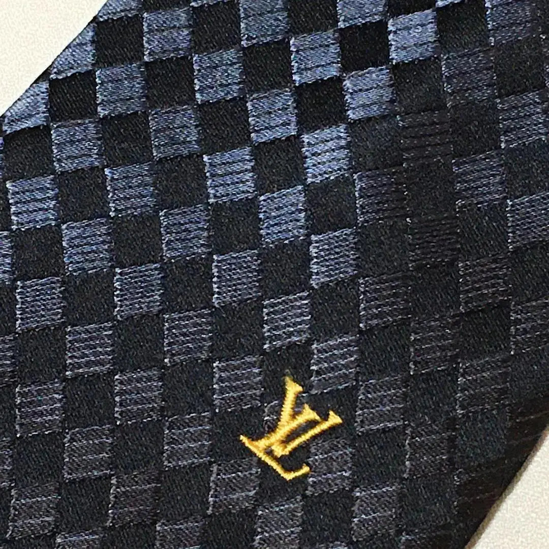 Beautiful Louis Vuitton tie 100% silk