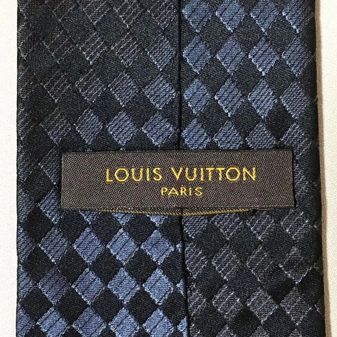 Beautiful Louis Vuitton tie 100% silk