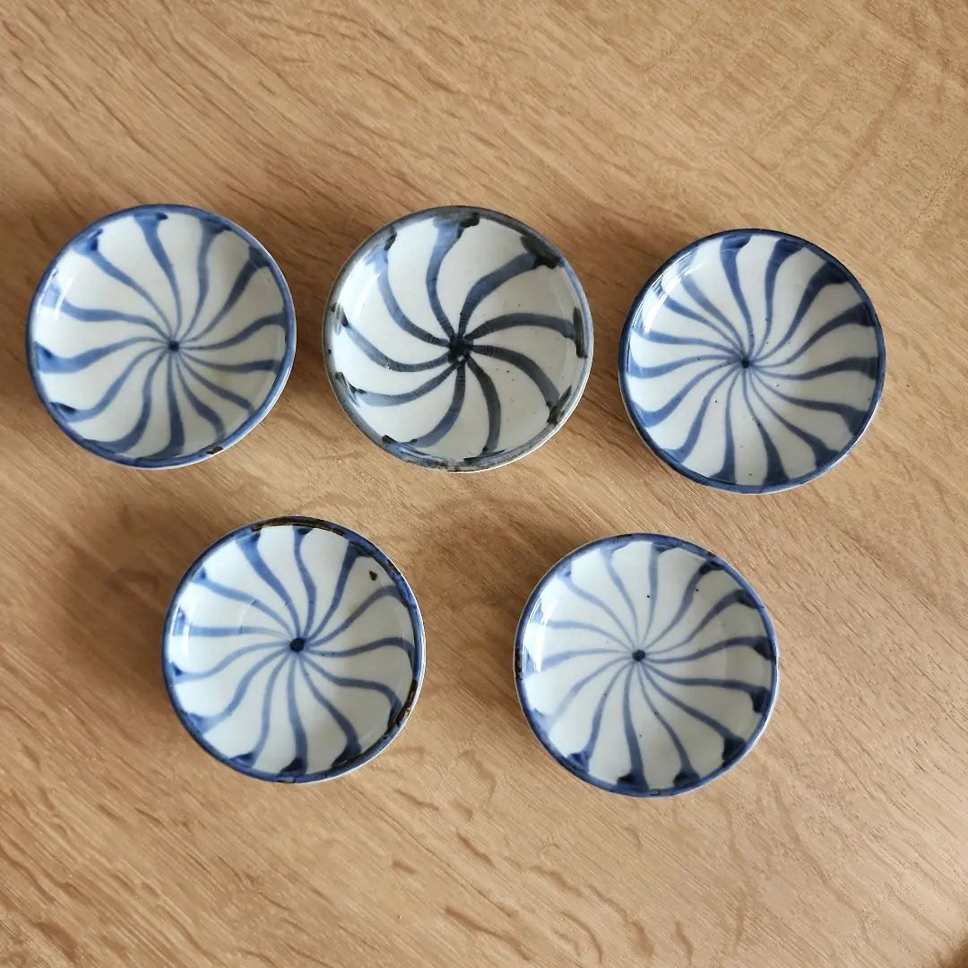 Dyed old small plates with twisted patterns, 5 pieces