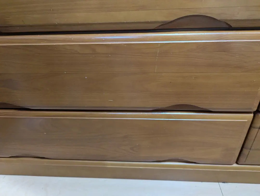 Cómoda de 8 cajones con vetas de madera