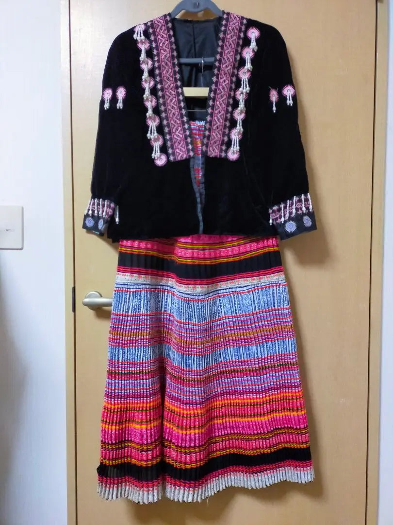 Ropa étnica antigua Chaqueta de ropa mon-vieja hecha a mano de una sola pieza traje folklórico 2 | エスニック 古着 一点もの ハンドメイド モン族古着ジャケット 民族衣装2