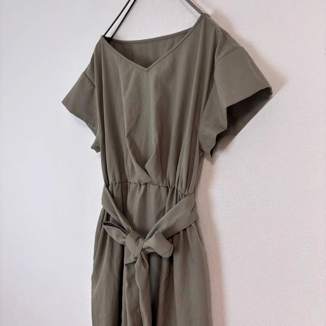 *Inedo [S] Knee-length dress, flare, A-line, waist ribbon, simple