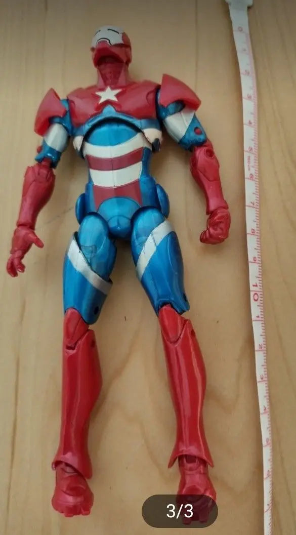 Figura Iron Man Diseño Bandera Americana Aprox. 15cm | Tamaño: 15 cm.