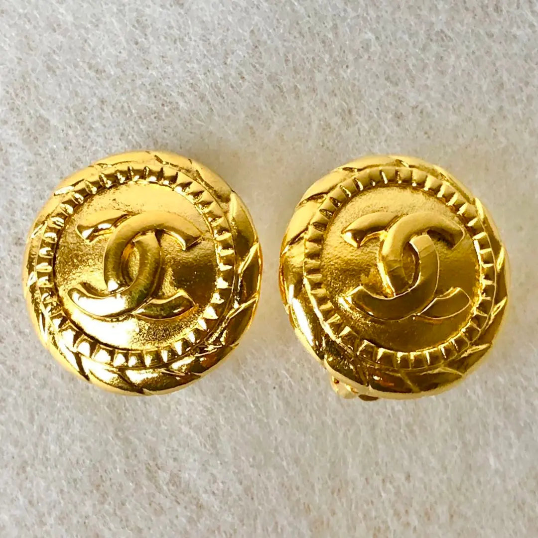 [Extremely beautiful] CHANEL earrings Coco Mark vintage round