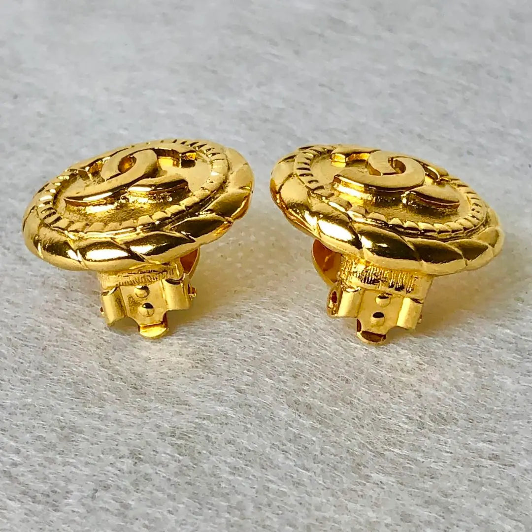 [Extremely beautiful] CHANEL earrings Coco Mark vintage round