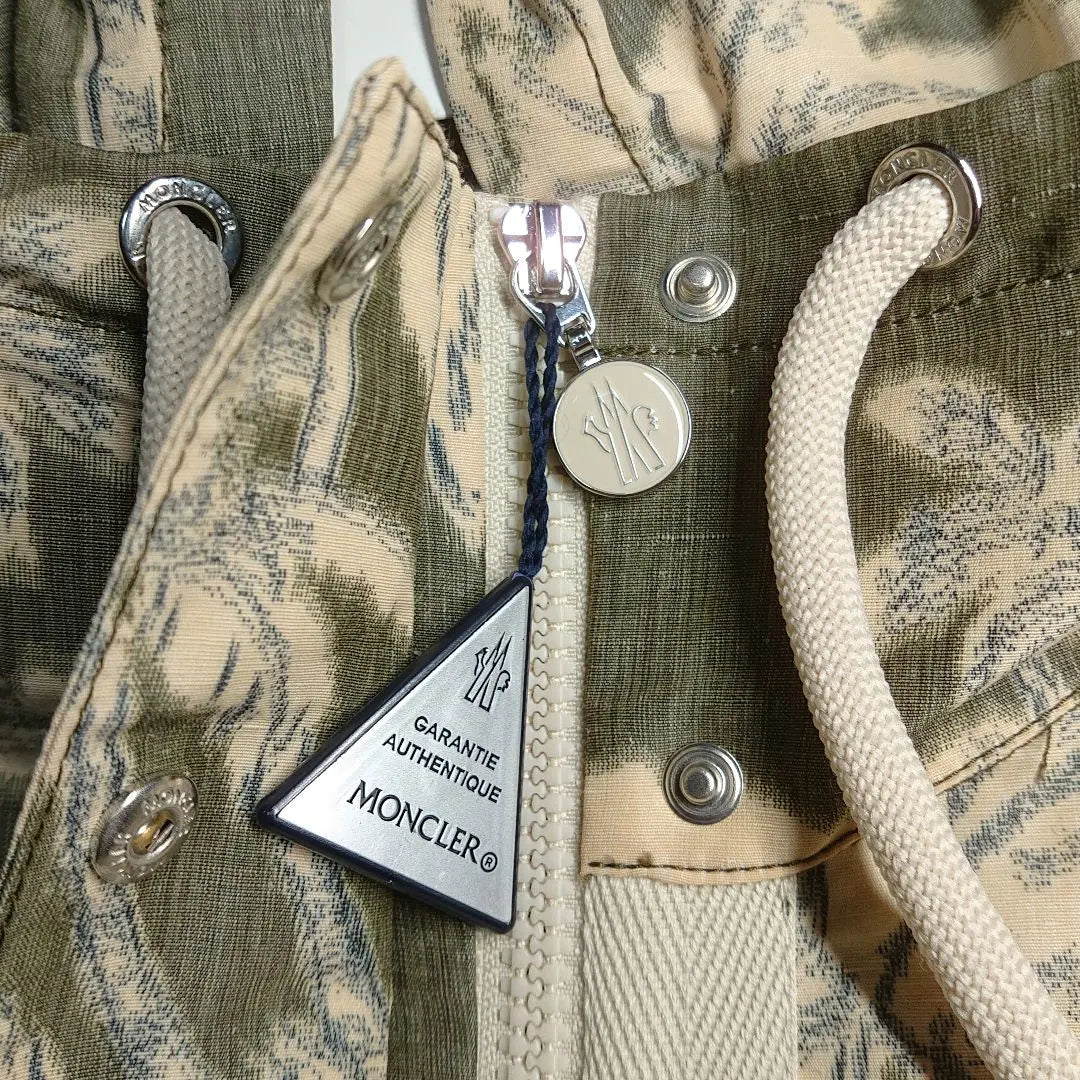 Chaqueta de nailon y mezcla de lino con estampado integral MARPE de Beams x Moncler Current