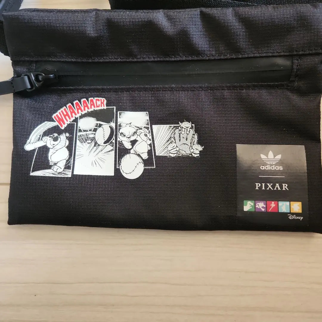 Bolsa para el cuerpo con diseño de cómic PIXAR de adidas