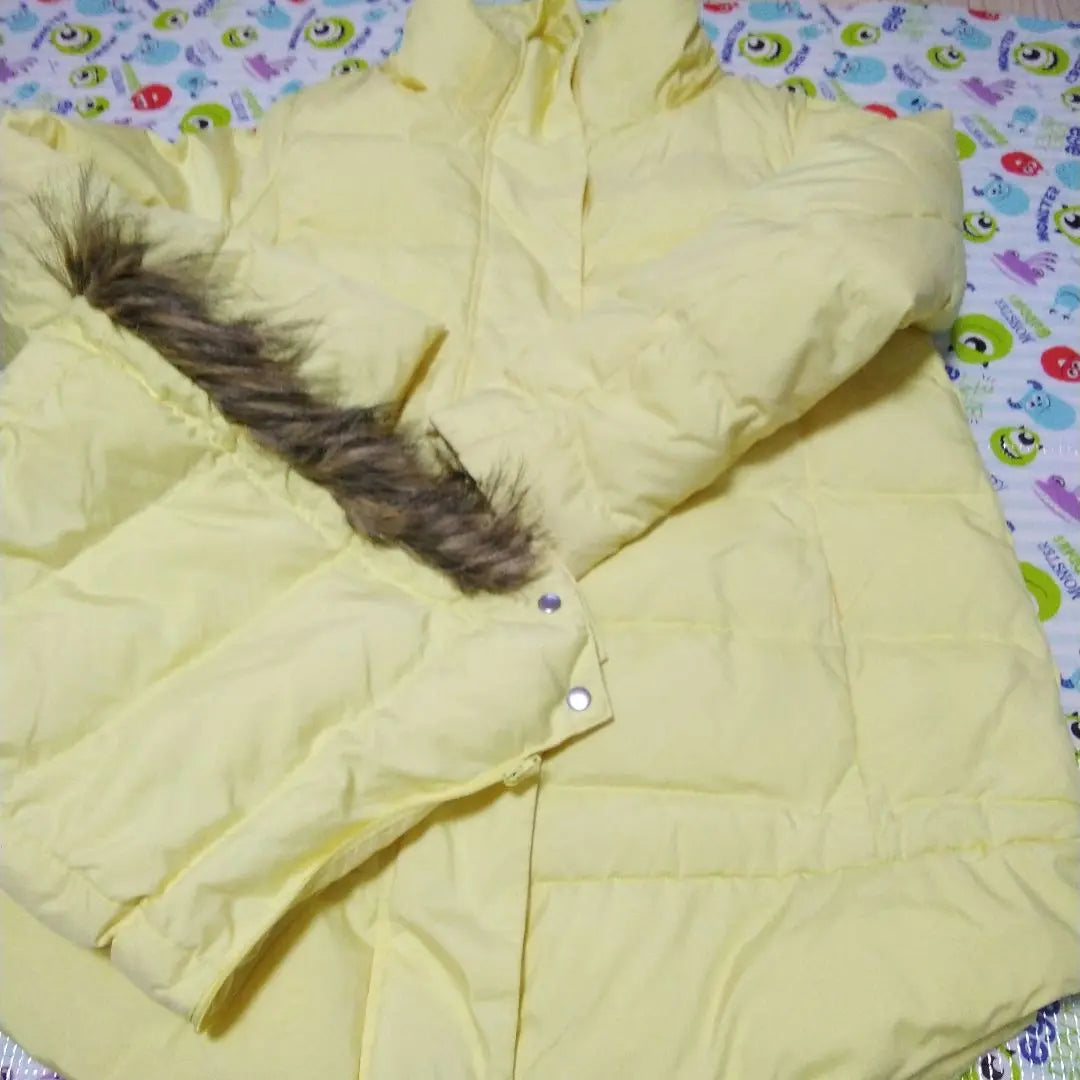 This is a women's down jewel with a hood in a shiny lemon yellow color of GU. | GUの光沢の有るレモンイエロー色のフード付きのレディースのダウンジヤケットです。