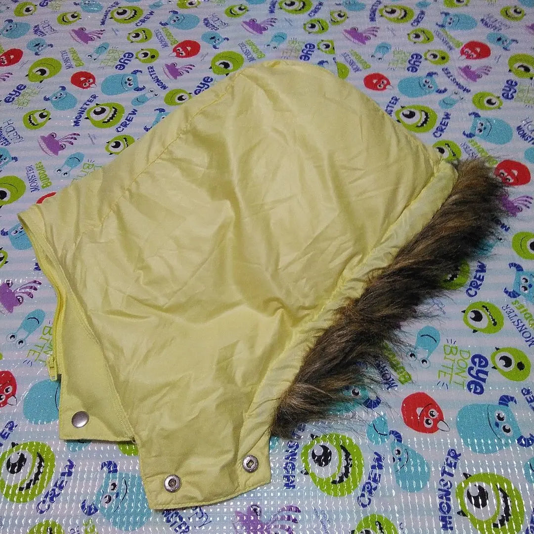 This is a women's down jewel with a hood in a shiny lemon yellow color of GU. | GUの光沢の有るレモンイエロー色のフード付きのレディースのダウンジヤケットです。