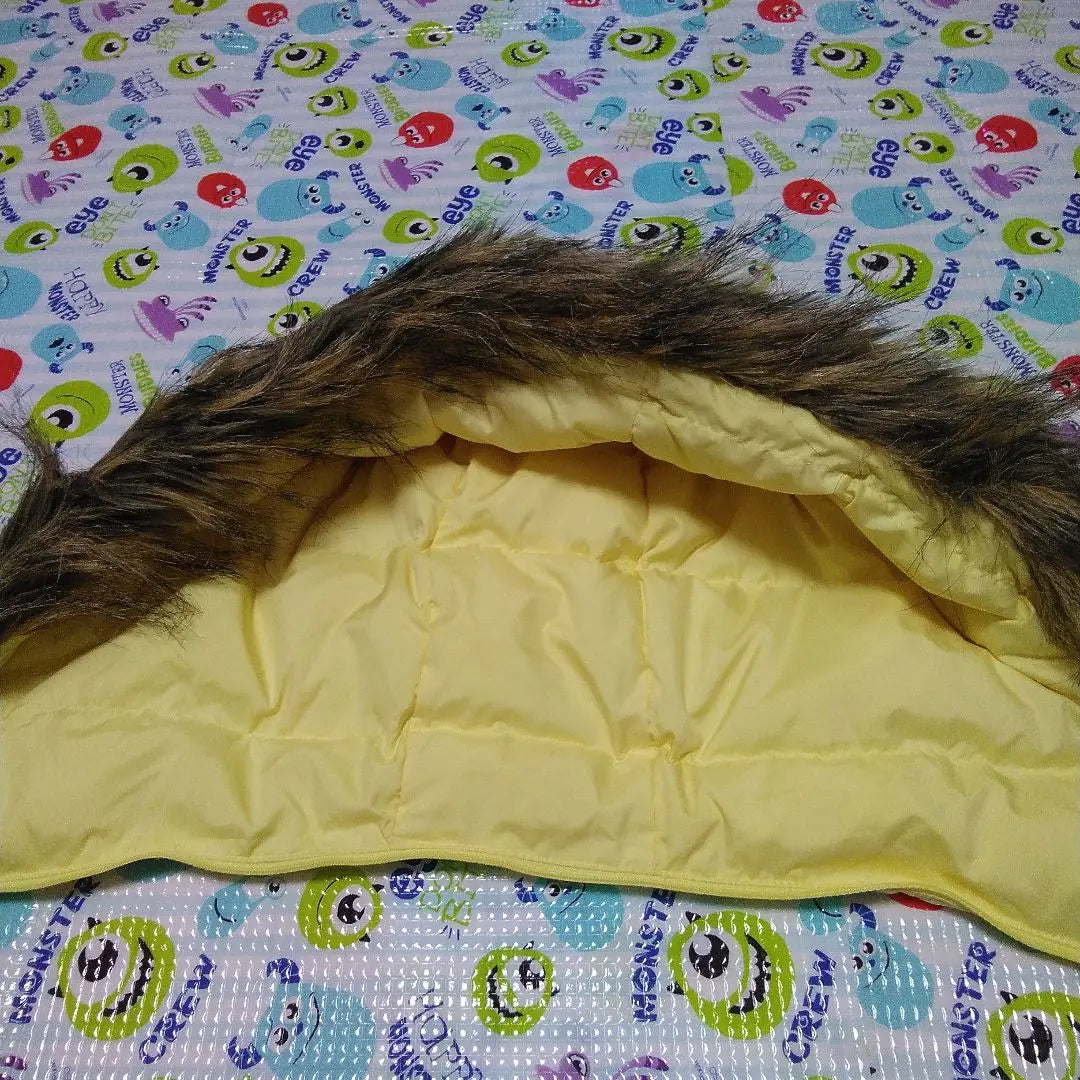 This is a women's down jewel with a hood in a shiny lemon yellow color of GU. | GUの光沢の有るレモンイエロー色のフード付きのレディースのダウンジヤケットです。