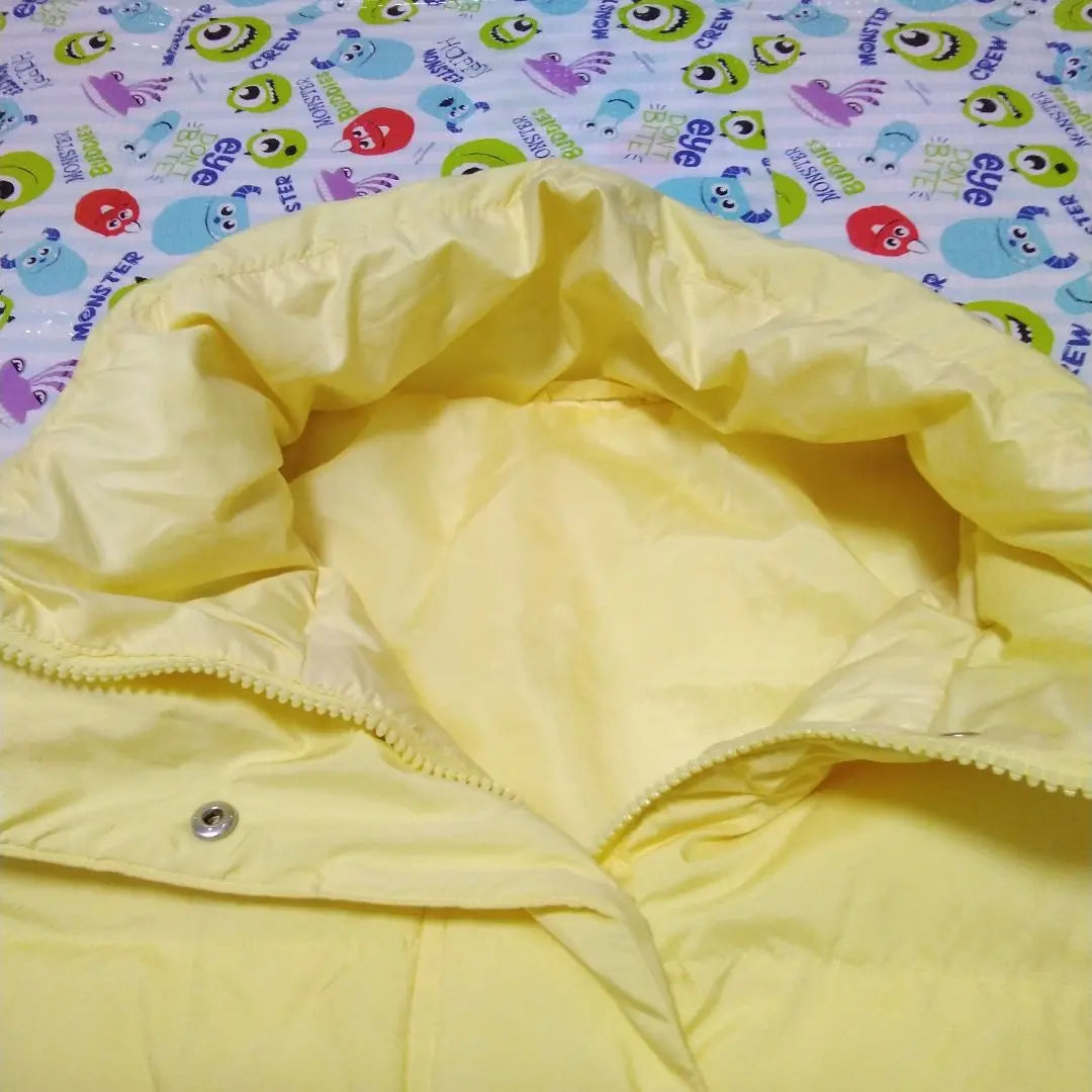 This is a women's down jewel with a hood in a shiny lemon yellow color of GU. | GUの光沢の有るレモンイエロー色のフード付きのレディースのダウンジヤケットです。