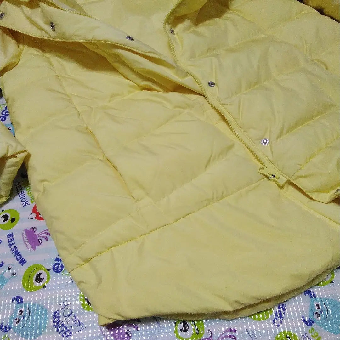 This is a women's down jewel with a hood in a shiny lemon yellow color of GU. | GUの光沢の有るレモンイエロー色のフード付きのレディースのダウンジヤケットです。