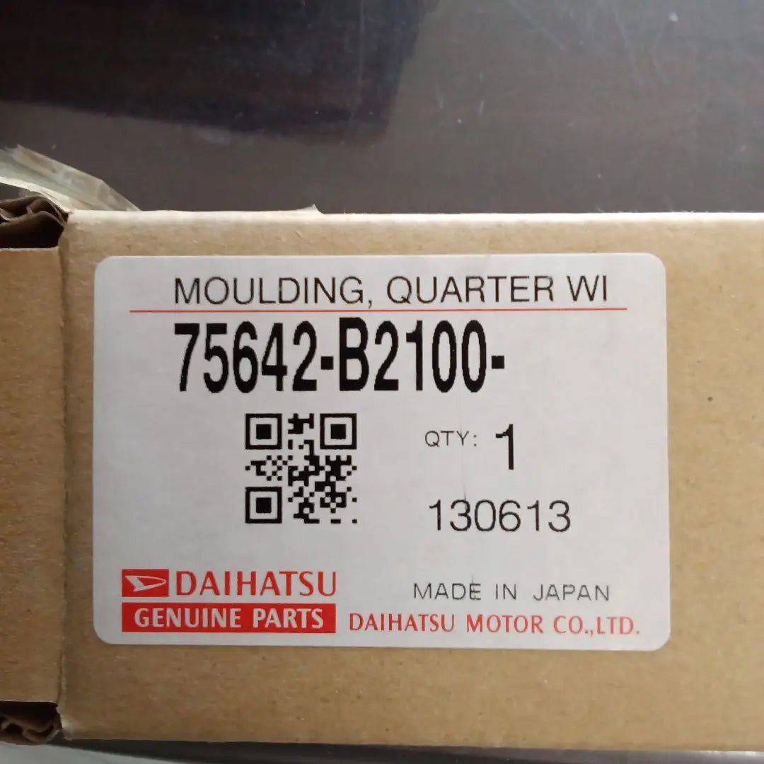 [New dead item] Daihatsu genuine LA100 Move quarter molding left side: Daihatsu genuine quarter molding