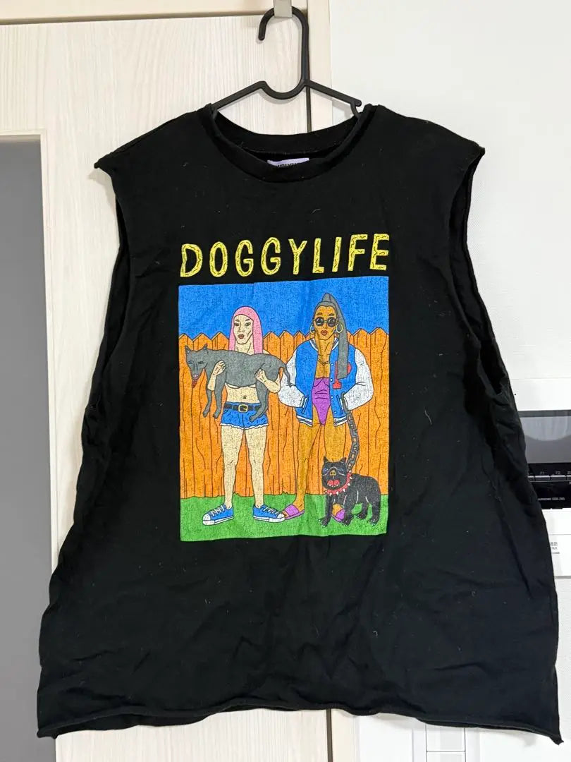 Yamada Ryosuke lleva camiseta sin mangas de PUNYUS DOGGYLIFE