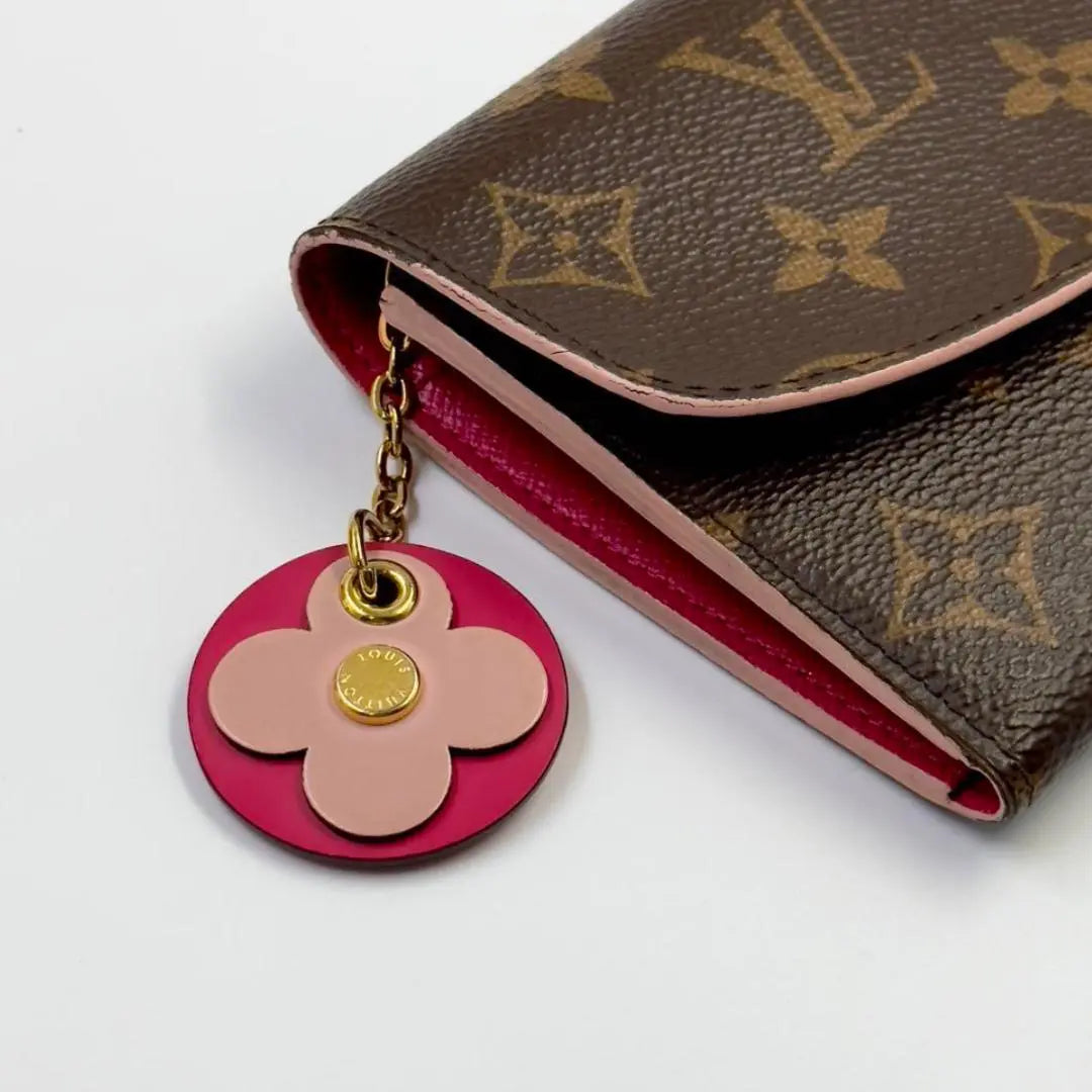 Cartera larga Louis Vuitton con dije de flor y monograma Emily