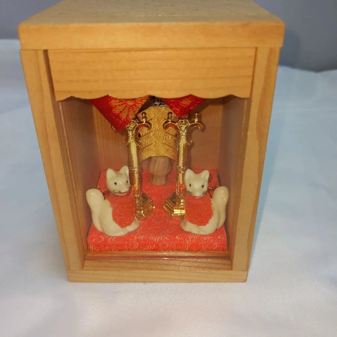 Business flourishing! Ochobo-san Ochobo-inari Chiyoho Inari Shrine Gifu Prefecture Wooden Shinto altar with fox statue