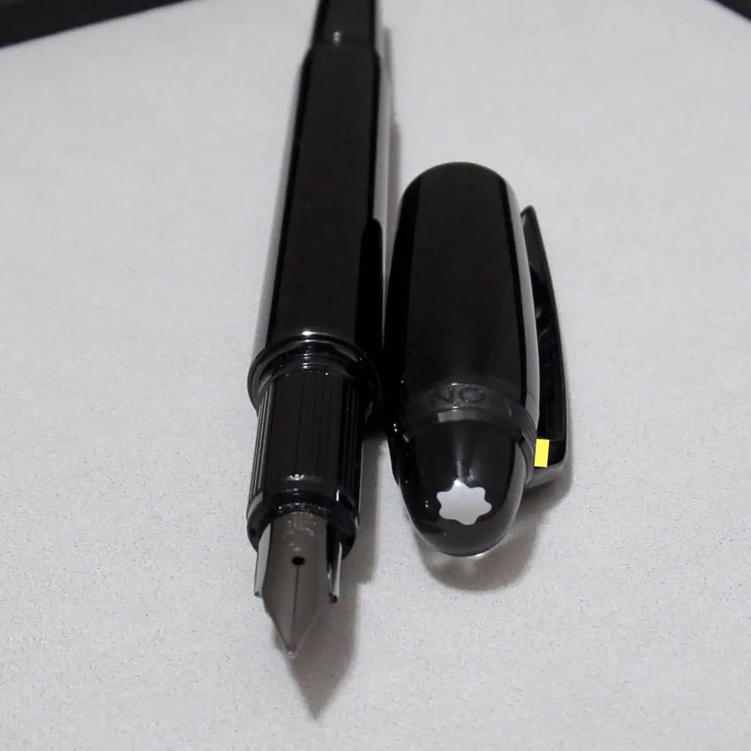 Pluma estilográfica Montblanc Star Walker Black Cosmos 129745