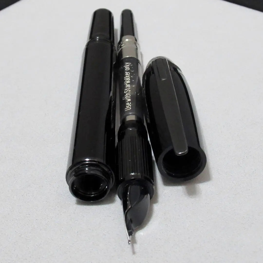 Pluma estilográfica Montblanc Star Walker Black Cosmos 129745