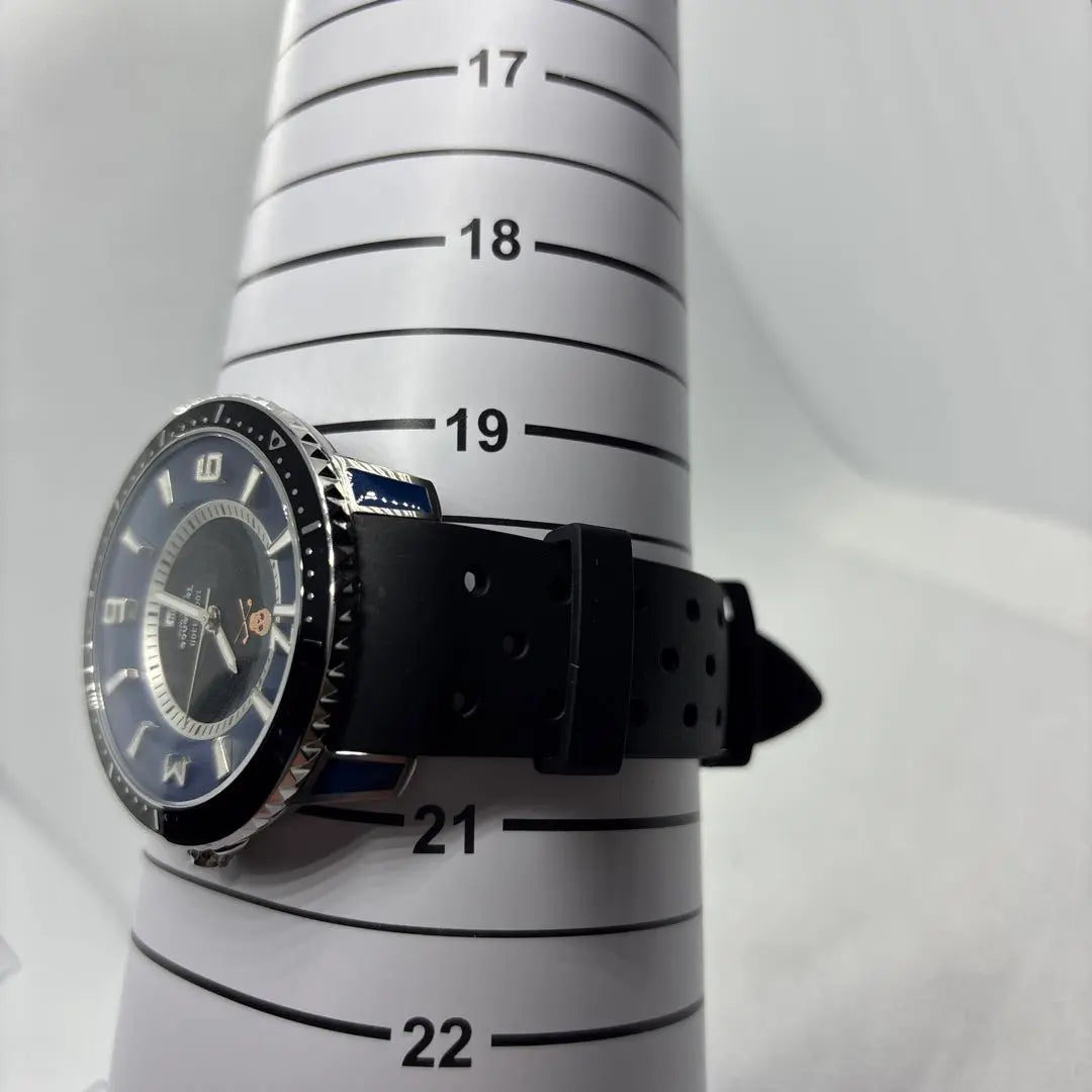 Reloj con correa de caucho y diseño de calavera Tendence