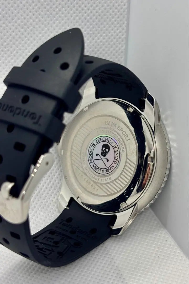 Reloj con correa de caucho y diseño de calavera Tendence