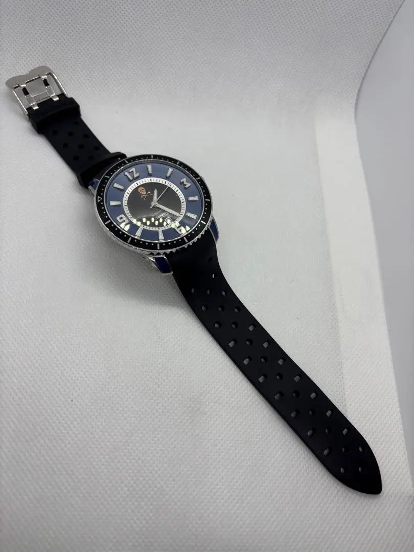 Reloj con correa de caucho y diseño de calavera Tendence