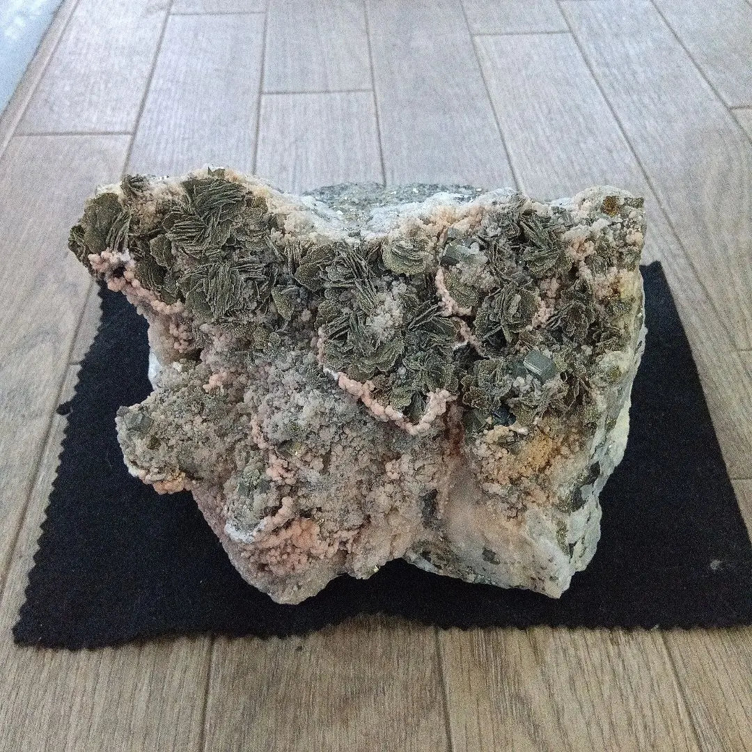 6 [Domestic] Hishimanganese ore and porphyroferroite (Ota Mine, Aomori Prefecture) Crystals are plate-like, rare, large