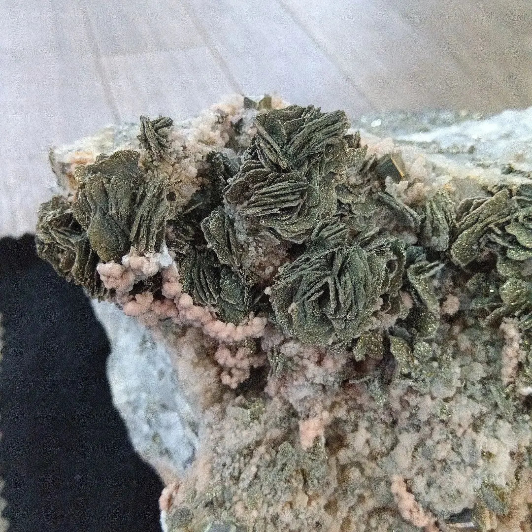 6 [Domestic] Hishimanganese ore and porphyroferroite (Ota Mine, Aomori Prefecture) Crystals are plate-like, rare, large