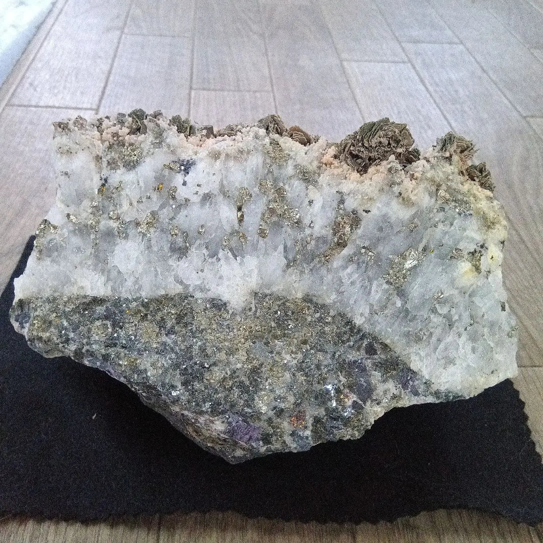 6 [Domestic] Hishimanganese ore and porphyroferroite (Ota Mine, Aomori Prefecture) Crystals are plate-like, rare, large