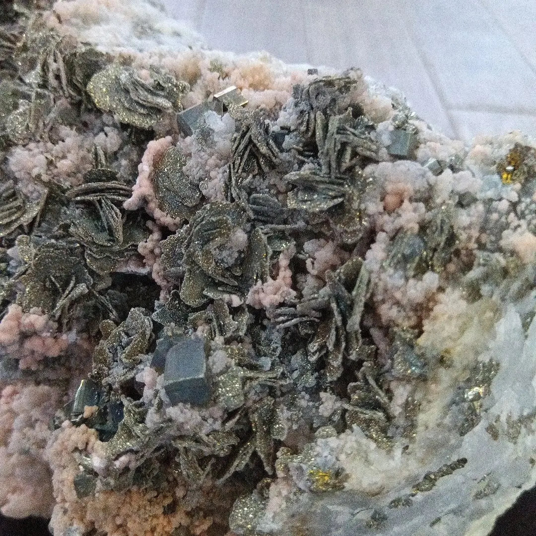 6 [Domestic] Hishimanganese ore and porphyroferroite (Ota Mine, Aomori Prefecture) Crystals are plate-like, rare, large