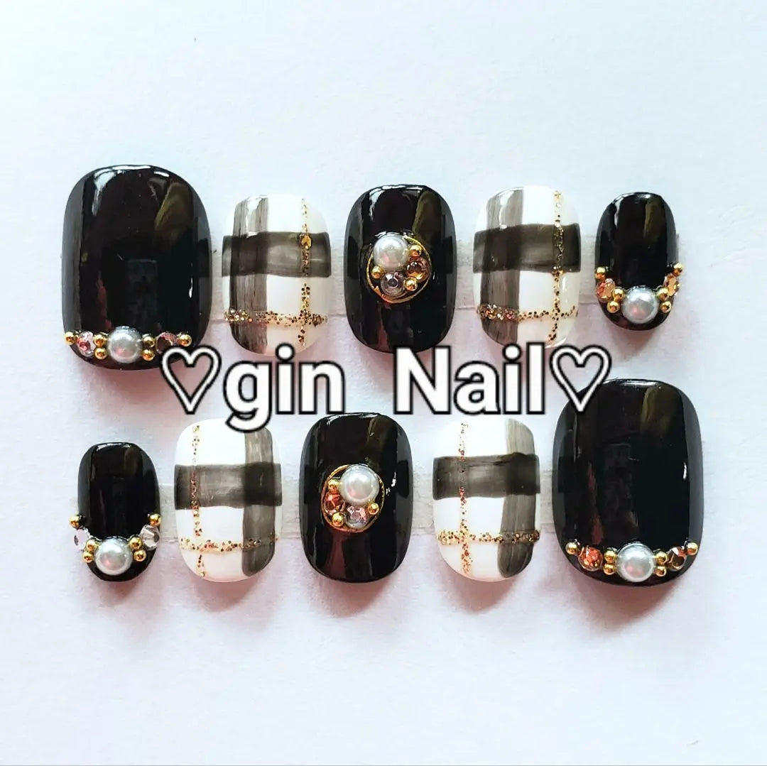 Nail tips ordered, actual product, very short, black, check, black, white