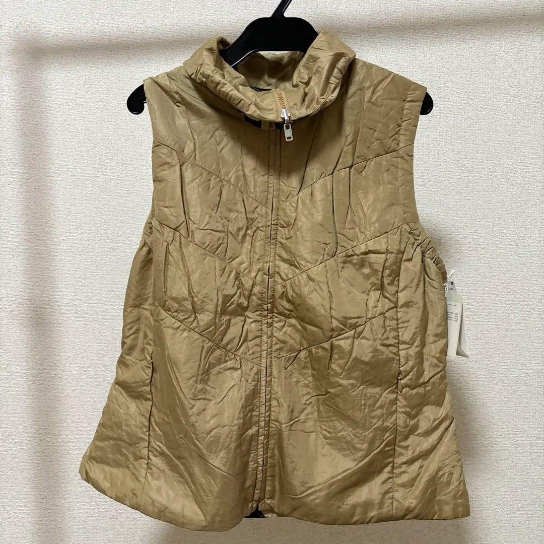 Beige down vest sleeveless original value 29,400