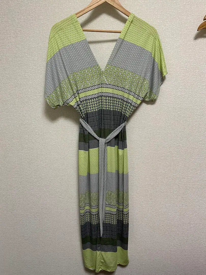 Vestido de manga corta con rayas verdes