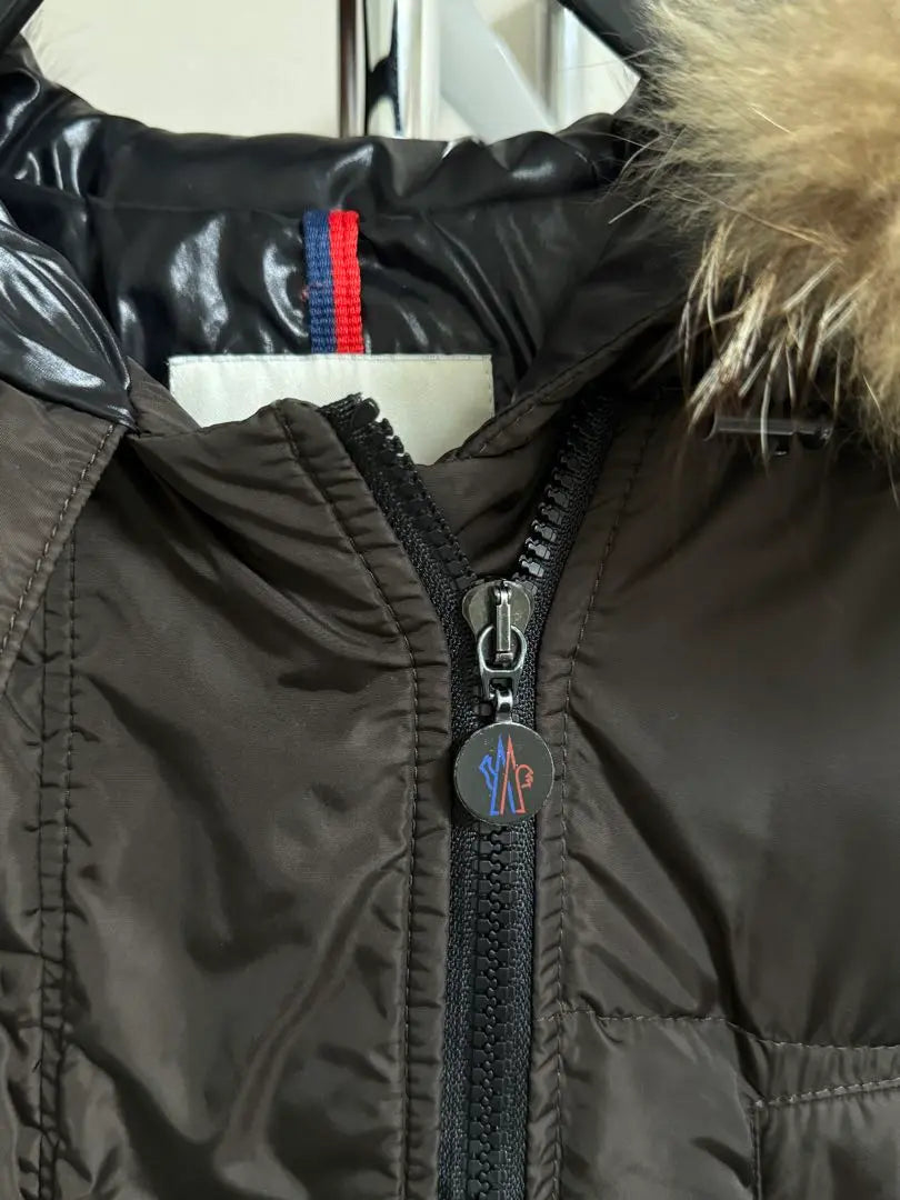 Moncler largo hacia abajo