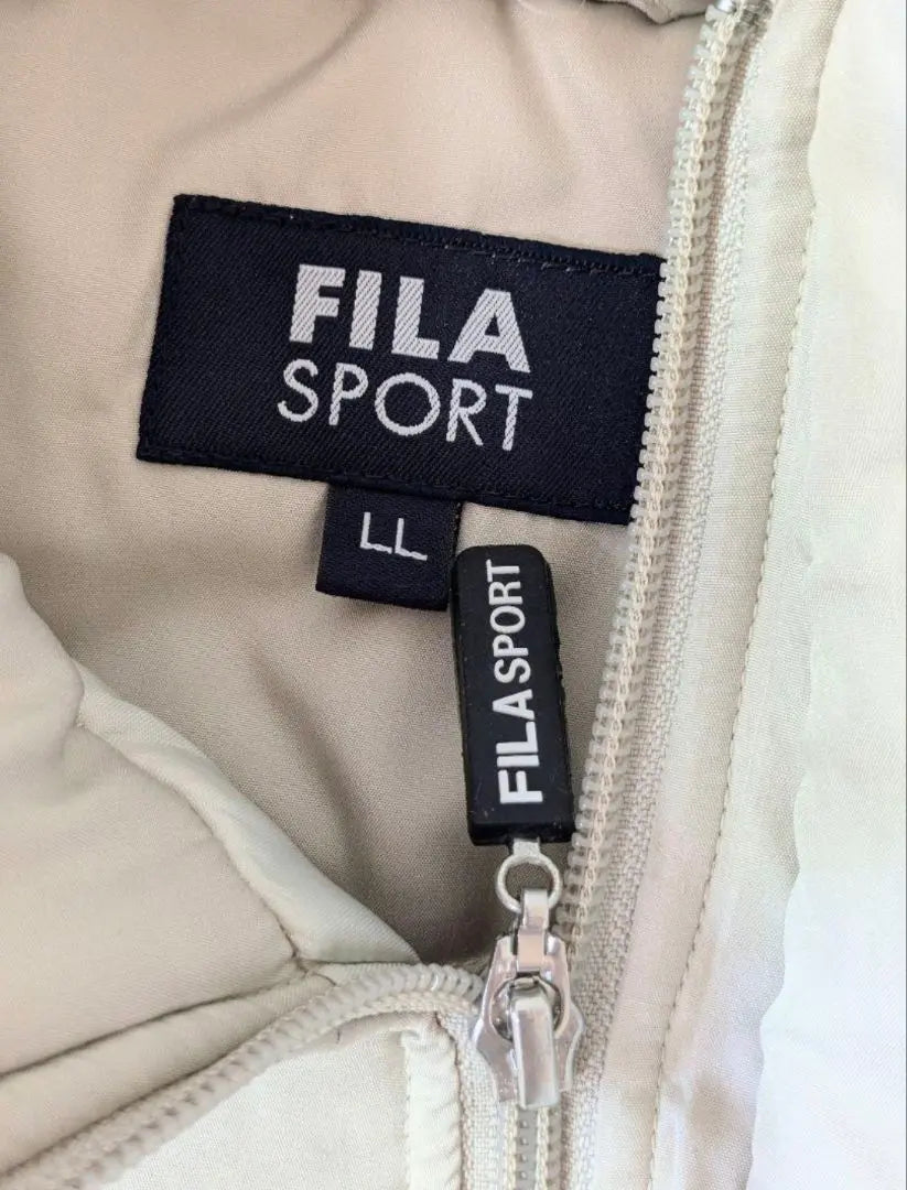 Filosports ⿻ Capucha talla grande con plumífero de algodón beige LL | フィラスポーツ⿻大きいサイズ フード付中綿入 ダウンジャケット ベージュ LL