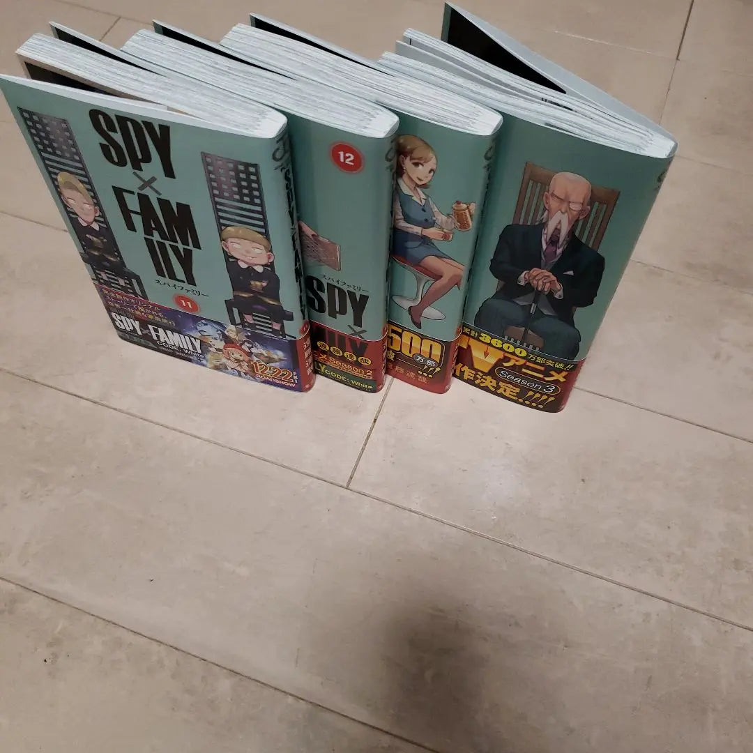 [New, unread, first edition with obi] SPY x FAMILY Volumes 1-14 + Fan Book, total of 15 volumes