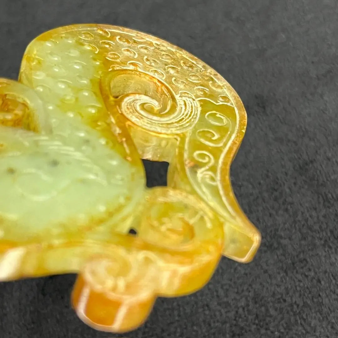 The dragon-shaped pendant of the top jade Hetian jade Ancient jade ornaments Chinese antiques Chinese art Tang art Antiques G15