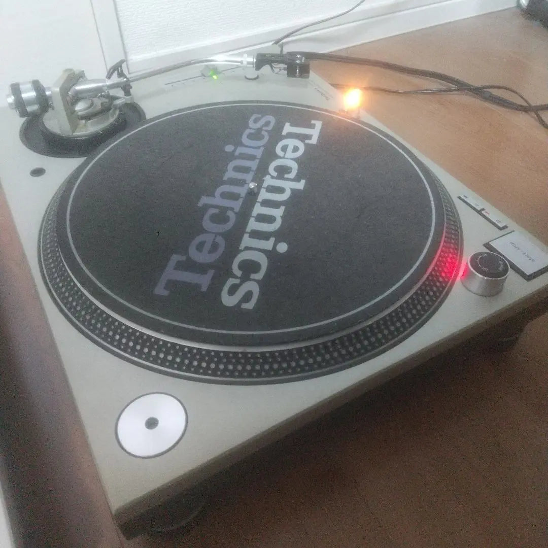 Tocadiscos Technics x 2, mezclador Vestax x 1 | Technics ターンテーブル×2台、Vestax ミキサー×1台