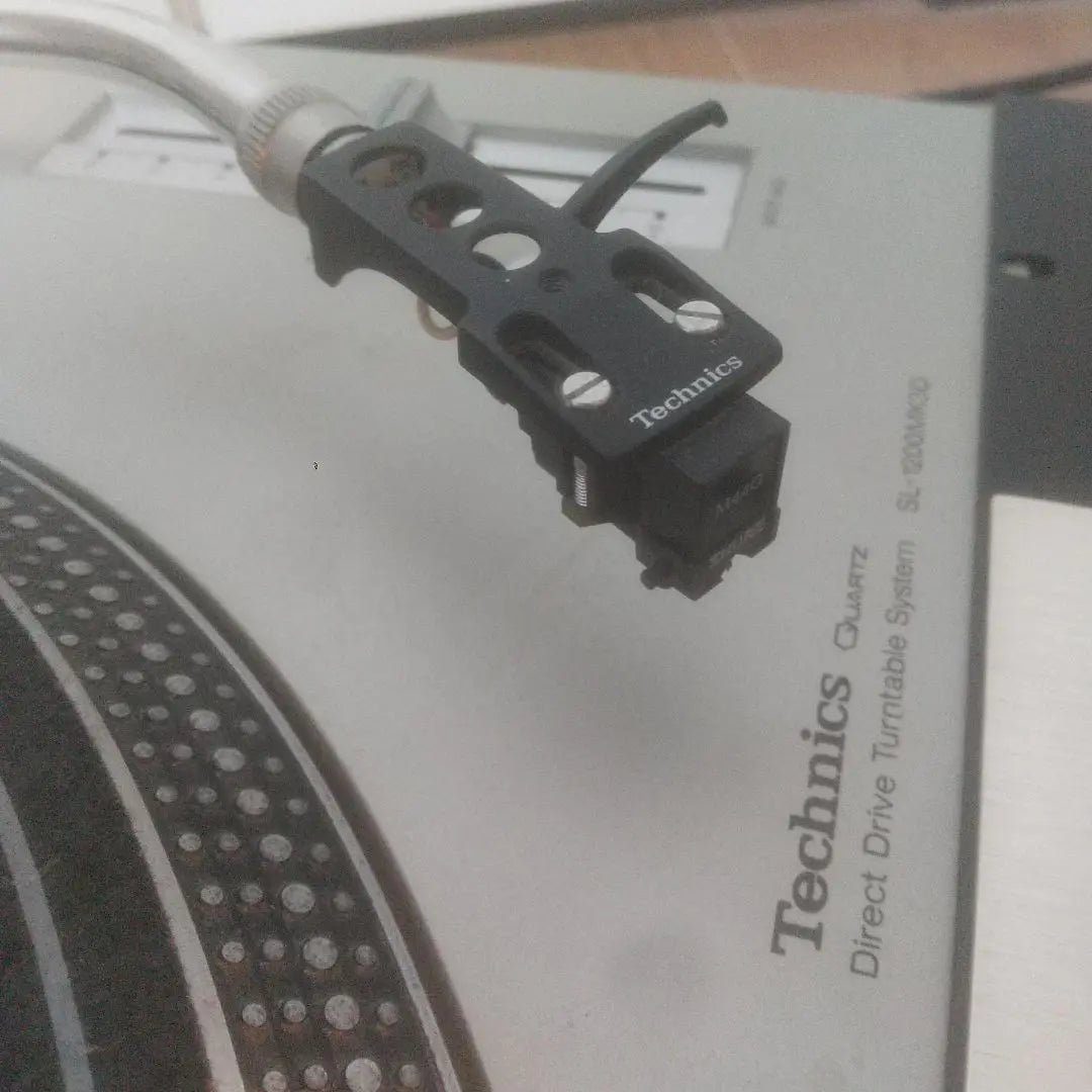 Tocadiscos Technics x 2, mezclador Vestax x 1 | Technics ターンテーブル×2台、Vestax ミキサー×1台